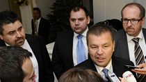 Neformální vůdce rebelujících poslanců ODS Petr Tluchoř (uprostřed) hovoří 23. října s novináři před zasedání poslaneckého klubu ODS, který jednal o sporném daňovém balíčku. V pozadí zleva jsou poslanci Tomáš Úlehla, Jan Florián a Ivan Fuksa. | na serveru Lidovky.cz | aktuální zprávy
