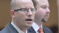 Předseda strany Bohuslav Sobotka (vlevo) a předseda poslaneckého klubu Jeroným Tejc vystoupili v Praze na tiskové konferenci ČSSD. | na serveru Lidovky.cz | aktuální zprávy