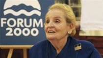 Bývalá americká ministryně zahraničních věcí Madeleine Albrightová při autogramiádě, kterou uspořádala v rámci konference Forum 2000. | na serveru Lidovky.cz | aktuální zprávy