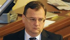 Premiér Petr Neas na schzi Poslanecké snmovny.