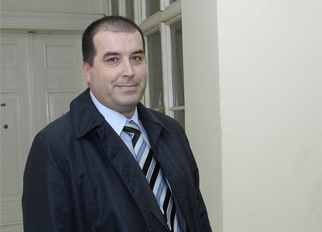 Na snímku z 23. ledna 2008 pichází podnikatel Miloslav Votava k Mstskému soudu v Praze