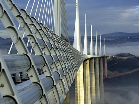Nejdelí most pes eku na svt, francouzský Millau viadukt