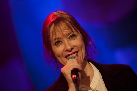 Suzanne Vega na koncertu za Václava Havla, který se konal v prosinci 2011 v praské Lucern