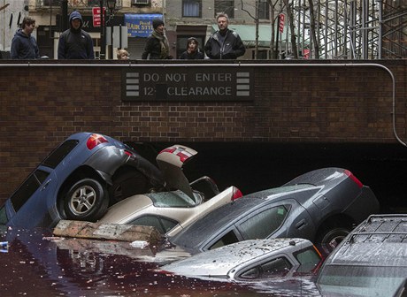 Vyplavené podzemní parkovit na Jiním Manhattanu