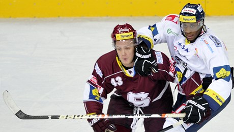 Sparta Praha - Bílí Tygi Liberec. Tomá Rachnek ze Sparty (vlevo) a Wayne Simmonds z Liberce