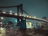 Voda zaplavuje nábeí v Brooklynu pod Manhattanským mostem.