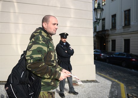 Pavel Vondrou, který na konci záí v Chrastav na Liberecku vystelil z bezprostední blízkosti z airsoftové pistole na prezidenta Václava Klause, rozdával ped Poslaneckou snmovnou letáky s pepisem výpovdi prezidenta na policii. 