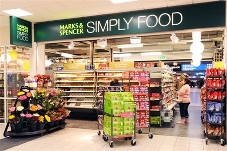 Obchod s potravinami Marks & Spencer Simply Food na londýnském letiti Luton.