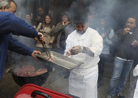 Newyorané grilují v ulících, obchody prodávají levné maso