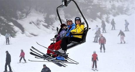 Sportovní areál Svatý Petr ve pindlerov Mlýn o vánoních svátcích pivítal tisíce milovník zimních sport. Na sjezdovkách byla slyet vedle etiny i nmina, anglitina, poltina i rutina. 