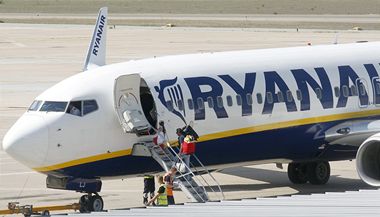 Letadlo nzkonkladovch aerolinek Ryanair  ilustran foto