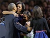 Barack Obama v obtí s manelkou Michelle a dcerami