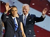 Prezident USA Barack Obama a viceprezident Joe Biden zdraví své píznivce
