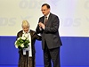 Pedsedkyn Konfederace politických vz Nadda Kavalírová a pedseda ODS a premiér Petr Neas. 