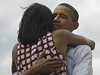 Fotografie, kterou Barack Obama povsil na Twitter, kdy zvítzil ve volbách. V objetí s manelkou Michelle