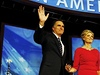 Smutn nlada v bostonskm volebnm tbu. Mitt Romney, Paul Ryan a jejich manelky se objmaj. 
