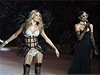 Na pehlídce vystoupila také zpvaka Rihanna, která by svým vzhledem i módním vkusem mezi modelky hrav zapadla. 