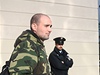 Pavel Vondrou, kter na konci z v Chrastav na Liberecku vystelil z bezprostedn blzkosti z airsoftov pistole na prezidenta Vclava Klause, rozdval ped Poslaneckou snmovnou letky s pepisem vpovdi prezidenta na policii. 