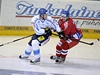 Zpas Euro Hockey Tour, Karjala Cup esko - Finsko, esk hokejista Jakub Krejk (vpravo) a Fin Mikko Koivu