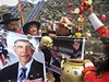 aman v Lim provádí rituál ke zjitní výsledku voleb - nejdíve se snaí odhadnout ance Obamy 