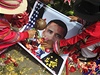 aman zasypává Obamu kvty v rámci rituálu