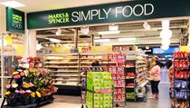 Obchod s potravinami Marks & Spencer Simply Food na londýnském letišti Luton. | na serveru Lidovky.cz | aktuální zprávy