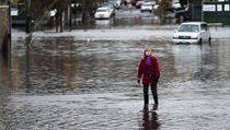 Lidé v zaplavených ulicích Staten Island (snímek z 31. října 2012) | na serveru Lidovky.cz | aktuální zprávy