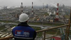 Zamstnanec ropné spolenosti Slavnf pohlíí na rafinerii u msta Jaroslavl