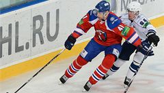 Utkání KHL Lev Praha - Chabarovsk. Jakub Petruálek z Chabarovsku (vpravu) a Martin koula z celku Lev Praha 
