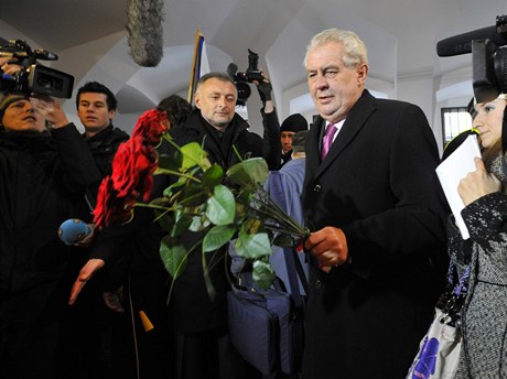 Expremiér a kandidát na prezidenta Milo Zeman poloil 17. listopadu v Praze na Národní tíd kytici k památníku listopadových událostí. 