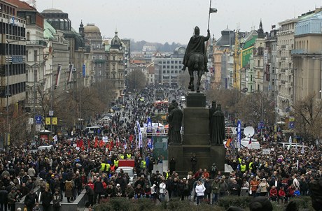 Po státní hymn a provolání demise vlád se protest protivládních iniciativ na Václavském námstí dal do pohybu. ást lidí se oddlila, vtina jde ale smr Národní tída.