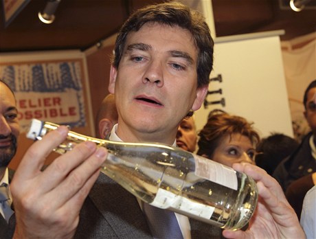 Francouzský ministr reindustrializace Arnaud Montebourg si prohlíí limonádu se upinkami zlata na výstav Made in France.