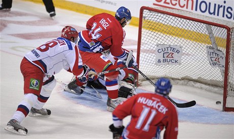 eský hokejový reprezentant Zbynk Irgl dává gól do ruské sít
