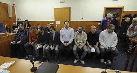 U Okresního soudu v Chomutov se konalo hlavní líení s osmi hokejovými fanouky obvinnými z projev rasismu pi utkání extraligy mezi Chomutovem a Libercem