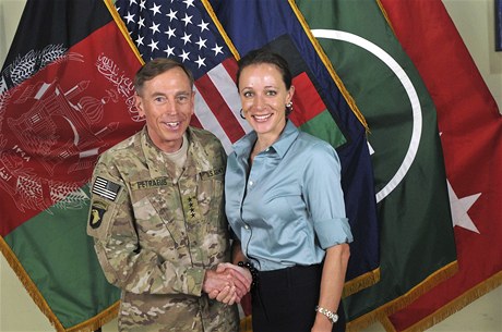 Paula Broadwellová a David Petraeus na snímku z roku 2011