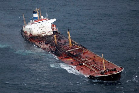 Tanker Prestige se potopil v roce 2002.