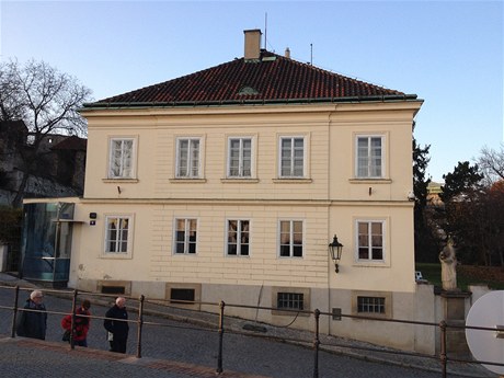 Dm na Hradanech, ve kterém se nachází byty pro zamstnance Praského hradu.
