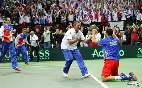 eský tým slaví vítzství v Davis Cupu. Hrdinou finále byl Radek tpánek (na kolenou)