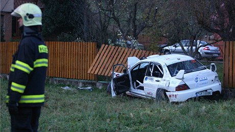 Nehoda pi rallye kolem Uherského Brodu. Zemely tyi dívky. Na míst zasahovali i hasii.