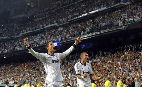 Ronaldo a Pepe slaví na stadionu Santiaga Bernabeua.