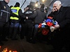 Prezident Václav Klaus poloil 17. listopadu v Praze na Národní tíd kytici k památníku listopadových událostí. 