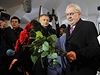 Expremiér a kandidát na prezidenta Milo Zeman poloil 17. listopadu v Praze na Národní tíd kytici k památníku listopadových událostí. 