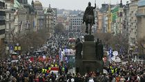 Po státní hymně a provolání demise vládě se protest protivládních iniciativ na Václavském náměstí dal do pohybu. Část lidí se oddělila, většina jde ale směr Národní třída. | na serveru Lidovky.cz | aktuální zprávy