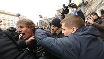 Na demonstraci odborářu dorazili se svým reprovozem i lidé z hnutí Skutečná demokracie, po narušování demonstrace zasáhla policie. | na serveru Lidovky.cz | aktuální zprávy