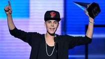 Justin Bieber přebírá cenu American Music Awards. | na serveru Lidovky.cz | aktuální zprávy