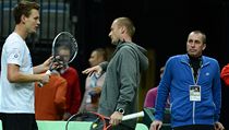 Příprava na finále Davisova poháru ČR - Španělsko. Tomáš Berdych (vlevo) na tréninku, kterého se zúčastnil také Ivan Lendl (vpravo) | na serveru Lidovky.cz | aktuální zprávy