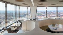 Bistro v 66metrech. Kromě výhledu tu dominuje čalouněná sedací sestava vytvářející příjemná zákoutí. | na serveru Lidovky.cz | aktuální zprávy