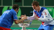 Radek Štěpánek (vlevo) a Tomáš Berdych se radují s vítězným pohárem | na serveru Lidovky.cz | aktuální zprávy