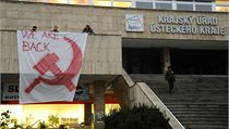 Několik desítek lidí protestovalo v pátek v Ústí nad Labem proti nové krajské koalici. | na serveru Lidovky.cz | aktuální zprávy