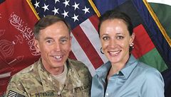 Paula Broadwellová a David Petraeus na snímku z roku 2011